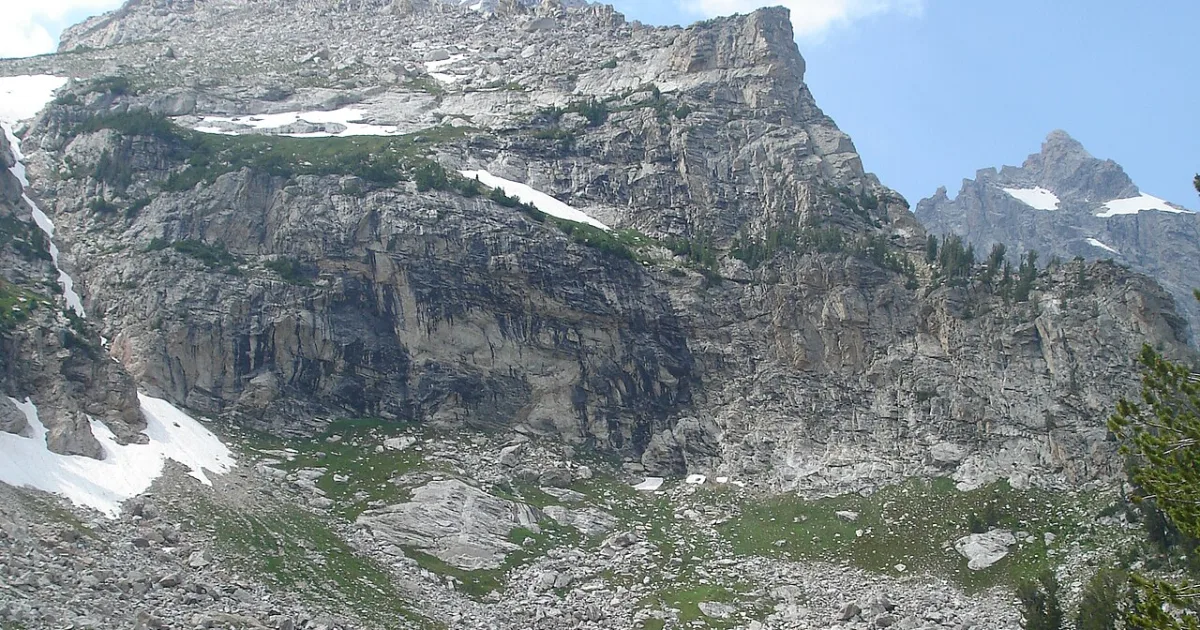Amphitheater Lake Trail