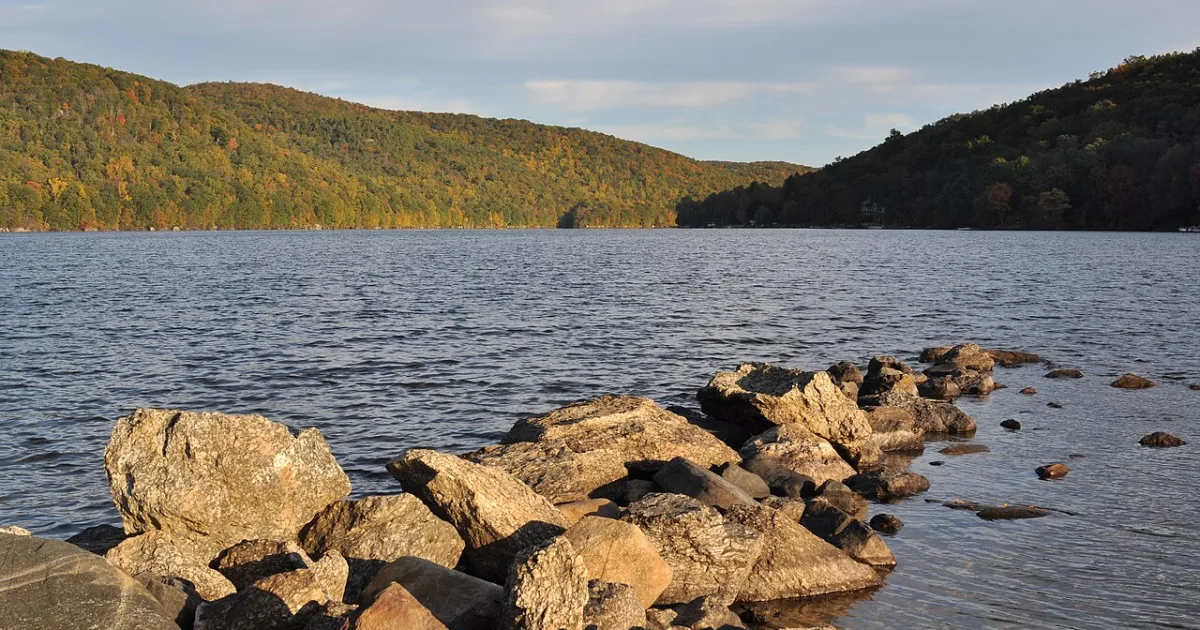 Squantz Pond State Park Trail